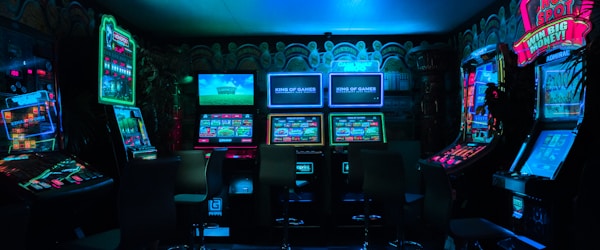 观众使用手机和平板电脑观看电竞比赛直播的场景