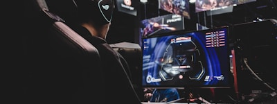 电竞玩家在线组队进行团队游戏的虚拟界面展示