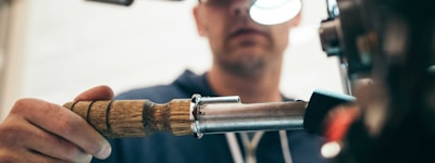 分析师正在白板前进行赛事数据分析和结果预测