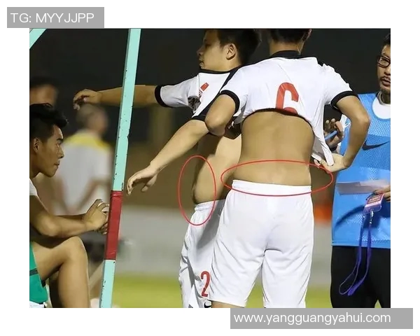 足球明星展现完美腹肌全身照引发粉丝热议与健身潮流追捧